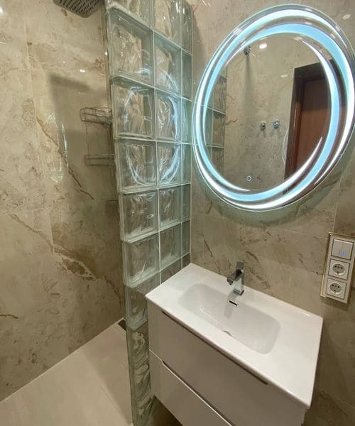 ванноя с круглым зеркалом